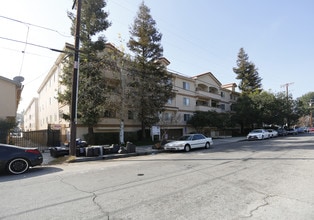 Royal Garden Apartments in Van Nuys, CA - Building Photo - Building Photo