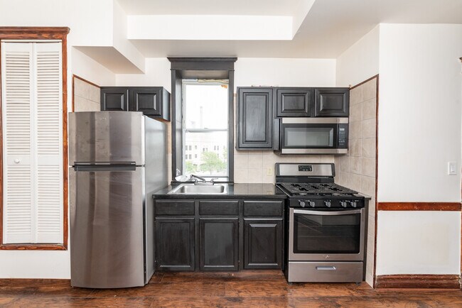 2165 N Milwaukee Ave in Chicago, IL - Building Photo - Building Photo