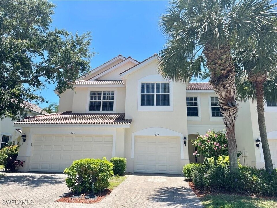 839 Hampton Cir in Naples, FL - Building Photo