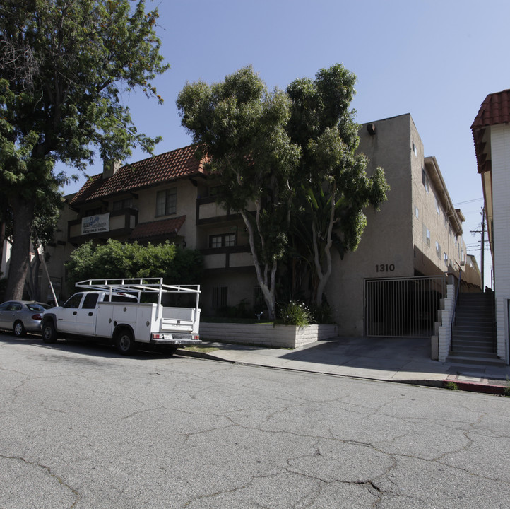 1310 Barry Ave in Los Angeles, CA - Foto de edificio