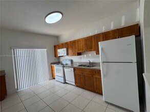 6912 NW 179th St in Hialeah, FL - Building Photo - Building Photo