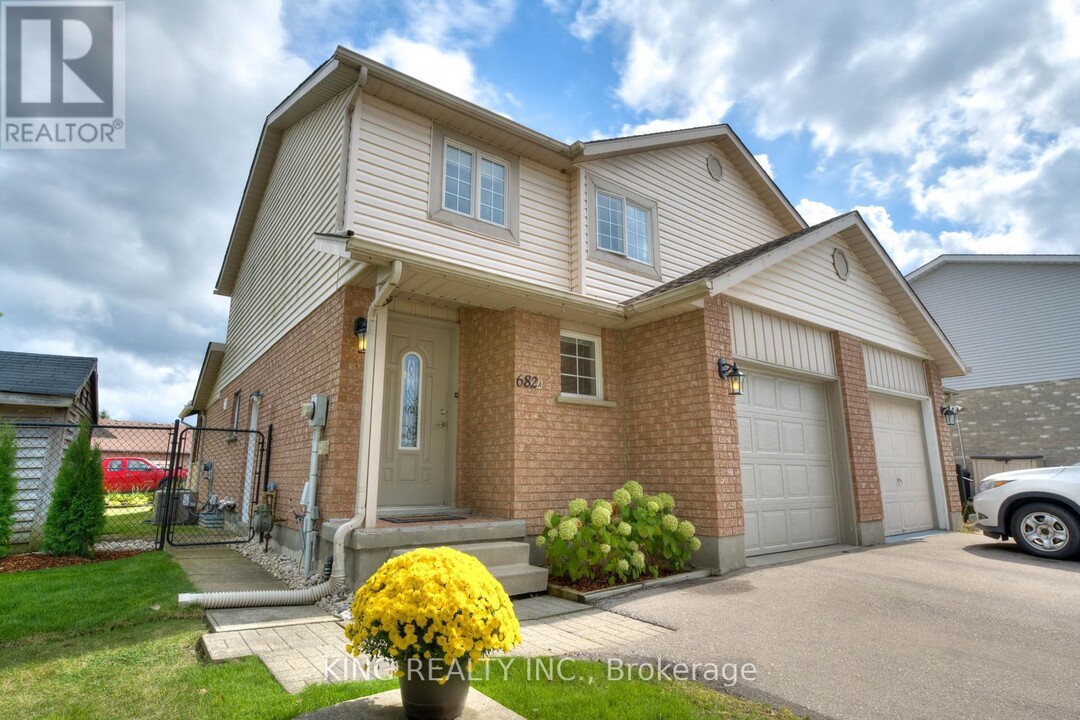 682 Pinerow Crescent in Waterloo, ON - Building Photo