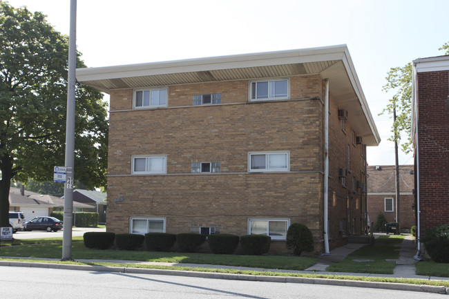 8501 W Cermak Rd in North Riverside, IL - Foto de edificio - Building Photo