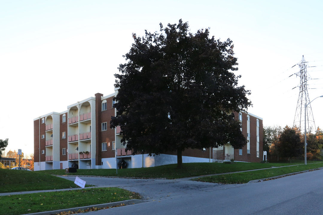 Chicopee Terrace in Kitchener, ON - Building Photo