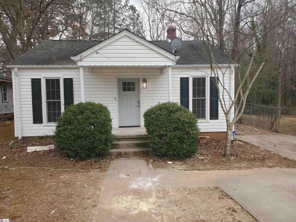 111 Augusta St in Easley, SC - Building Photo