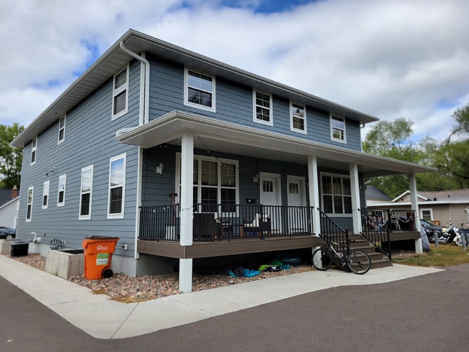 919 Lakeside Ave in Eau Claire, WI - Foto de edificio