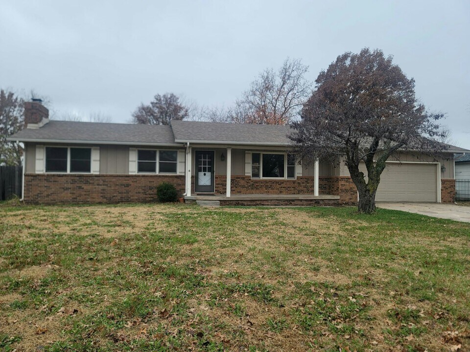 621 Ridgeway Rd in Rose Hill, KS - Building Photo