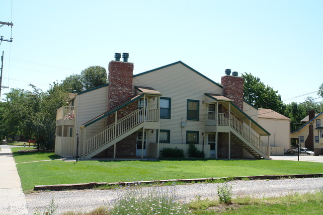 Riverside Chalet Apartments in Wichita, KS - Building Photo - Building Photo