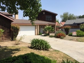 4422 W Douglas Ave, Unit 4422 in Visalia, CA - Foto de edificio - Building Photo