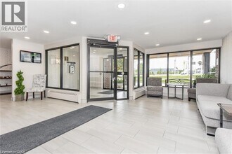 1100 Courtland Ave E in Kitchener, ON - Building Photo - Building Photo