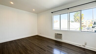 319 Heliotrope Dr in Los Angeles, CA - Building Photo - Building Photo