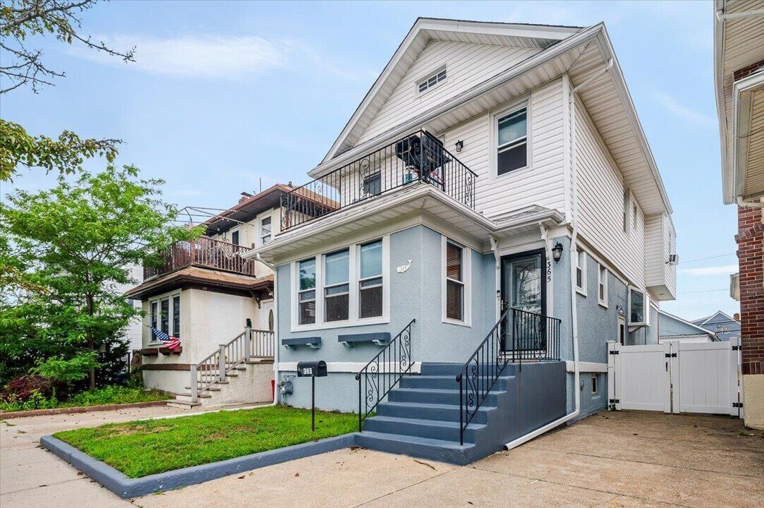 365 W Hudson St in Long Beach, NY - Building Photo