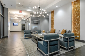 Dunton Tower Apartments in Arlington Heights, IL - Foto de edificio - Interior Photo