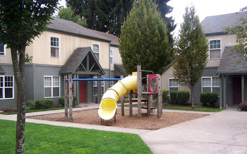 Camellia Court in Newberg, OR - Foto de edificio - Building Photo