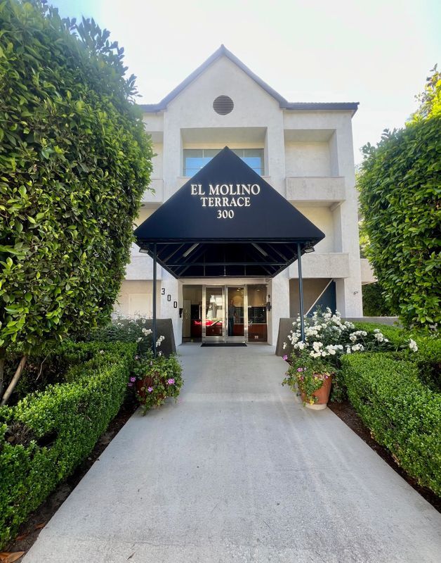 300 N El Molino Ave in Pasadena, CA - Building Photo - Building Photo