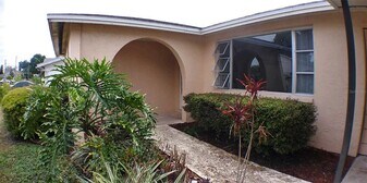 28 Oak Ave in Palm Harbor, FL - Building Photo
