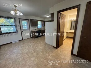 120 N 9th St in Riverton, IL - Building Photo - Building Photo