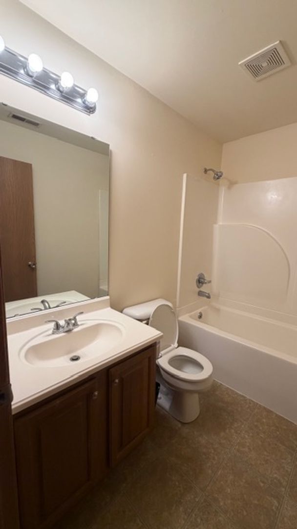 21 Village W Ct in Washington, MO - Building Photo - Building Photo