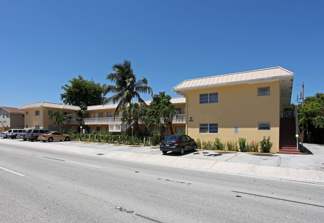 Capri Apartments in Wilton Manors, FL - Building Photo - Building Photo