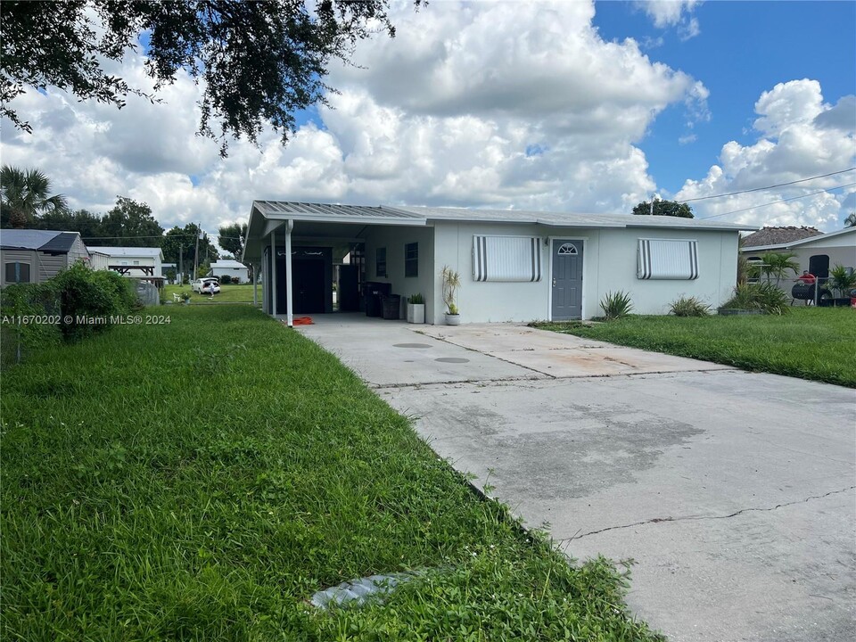 1905 SE 31st St in Okeechobee, FL - Foto de edificio