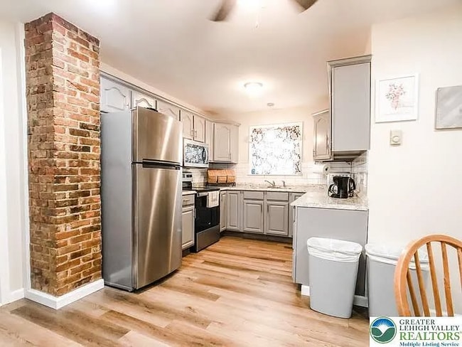 36 Main St in Delaware Water Gap, PA - Building Photo - Building Photo
