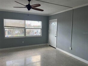 11355 3rd St E, Unit 4 in Treasure Island, FL - Foto de edificio - Building Photo