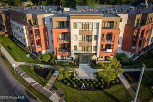 2 West Ave in Saratoga Springs, NY - Building Photo