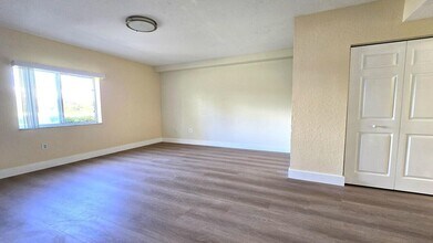 1157 Golden Lakes Blvd in Royal Palm Beach, FL - Foto de edificio - Building Photo