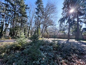 2137 Hawkins Ln in Eugene, OR - Building Photo - Building Photo