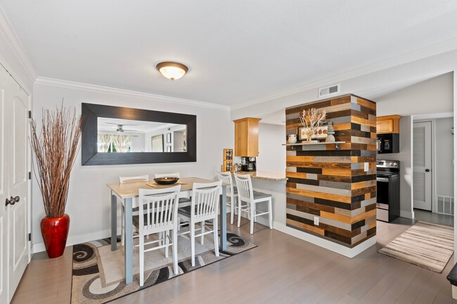 5750 S 900 E, Unit 10 in Murray, UT - Foto de edificio - Building Photo