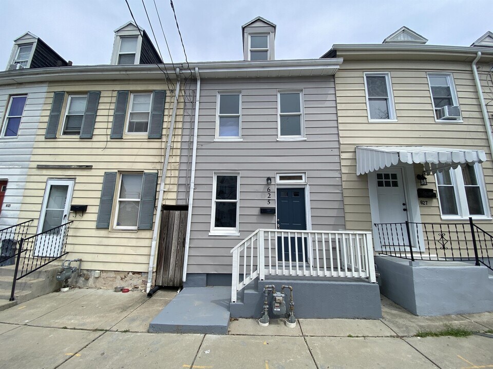 625 Vander Ave in York, PA - Building Photo