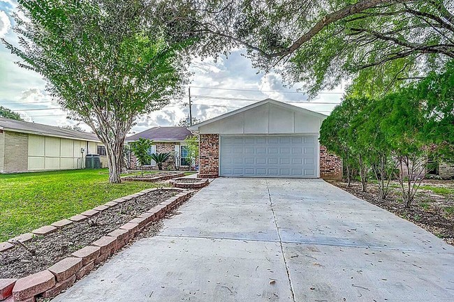 7334 La Granada Dr in Houston, TX - Foto de edificio - Building Photo