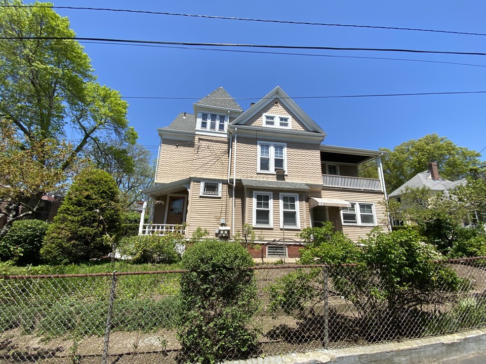 211 Holland St, Unit 2 in Somerville, MA - Building Photo