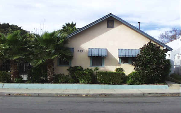 235 E Santa Anita Ave in Burbank, CA - Building Photo