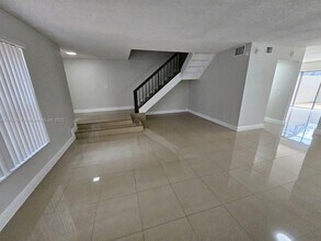 1091 N Hiatus Rd in Pembroke Pines, FL - Building Photo - Building Photo