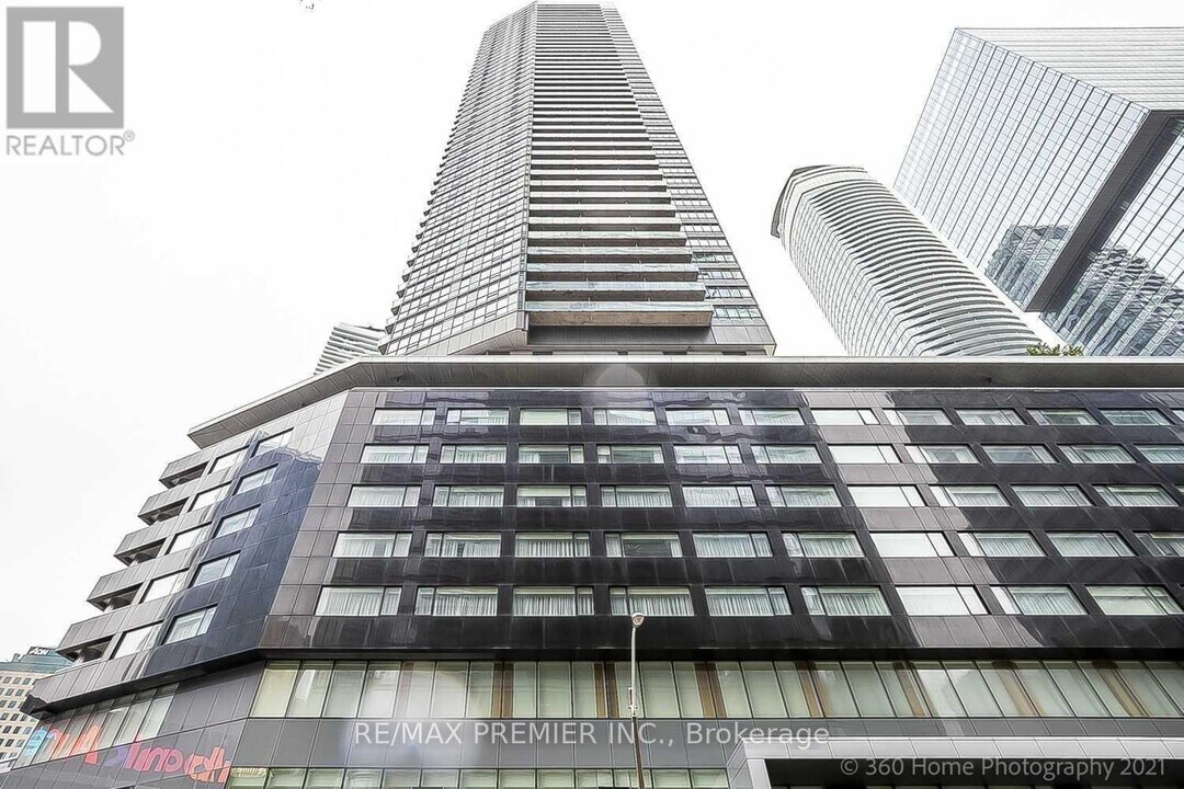65-3365 Bremner Blvd in Toronto, ON - Building Photo