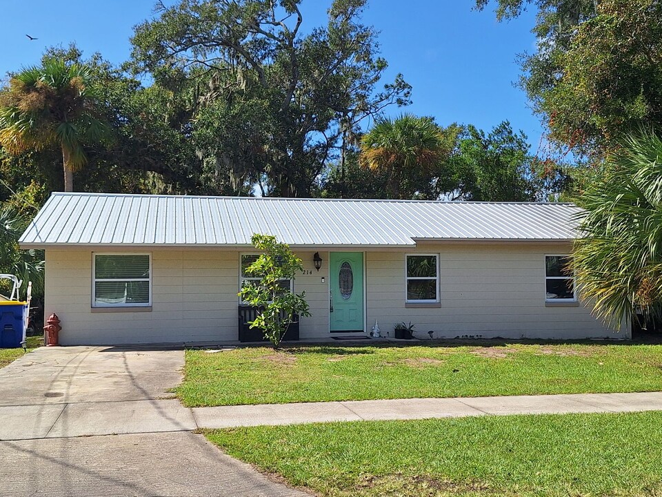 214 S Flagler Ave in Edgewater, FL - Foto de edificio