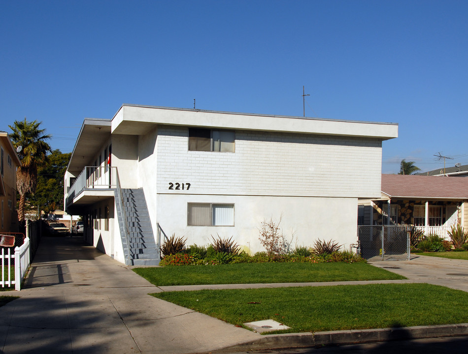 2217 Clyde Ave in Los Angeles, CA - Building Photo