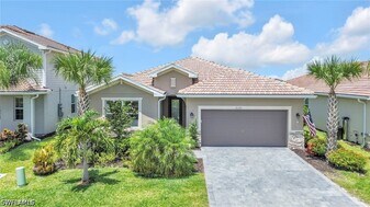 2127 Hamlin St in Naples, FL - Building Photo