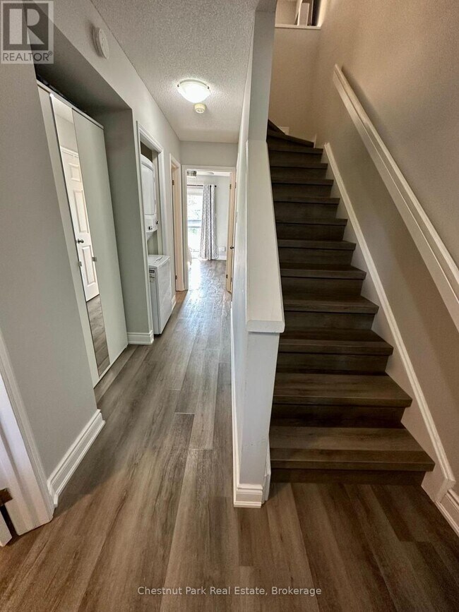832 Suncrest Cir in Collingwood, ON - Building Photo - Building Photo
