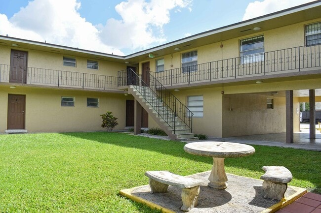 3940 Palm Ave in Hialeah, FL - Building Photo - Building Photo