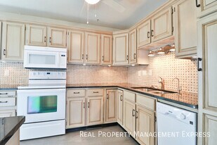 Spacious 2 Bedroom 2 Bath House with Bonus in Sioux Falls, SD - Building Photo