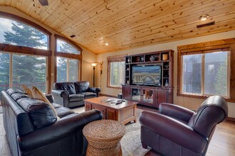 12397 Stockholm Way in Truckee, CA - Foto de edificio - Building Photo