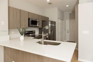 5662 Enclave Pl in Lauderhill, FL - Building Photo