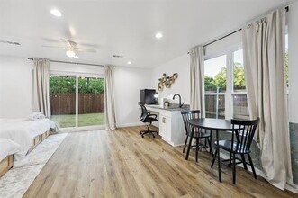 907 Bayonne St in Dallas, TX - Foto de edificio - Building Photo