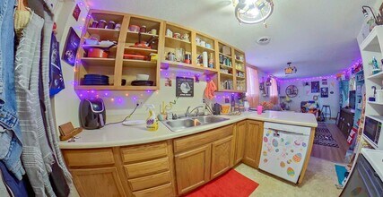 1200 Bluemont Ave in Manhattan, KS - Foto de edificio - Building Photo