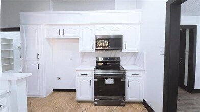 1933 Oakbluff Dr in Carrollton, TX - Building Photo - Building Photo