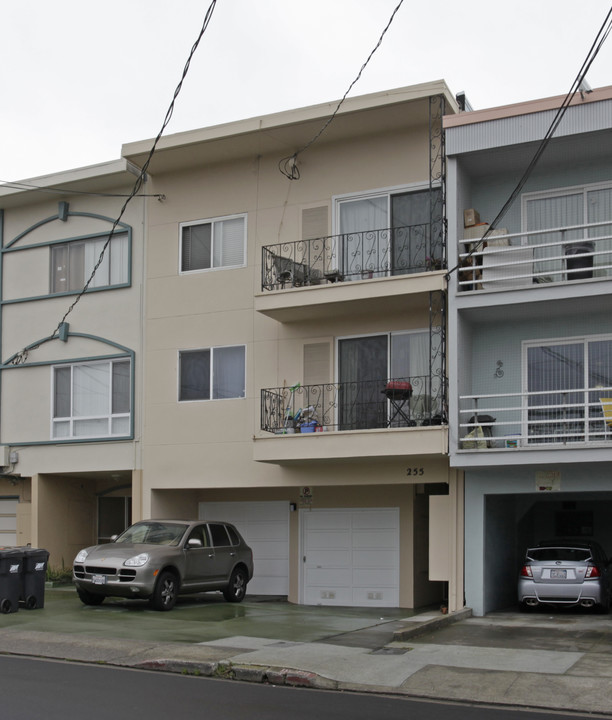 255 88th St in Daly City, CA - Building Photo