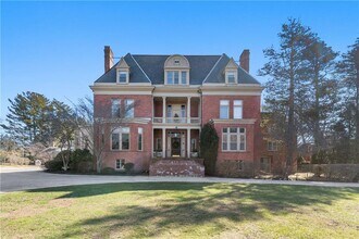 434 Bellevue Ave in Newport, RI - Building Photo - Building Photo