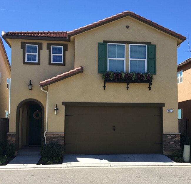 7045 N Harmony Dr in Fresno, CA - Foto de edificio - Building Photo